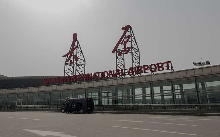 太原機場機庫大門、旗桿