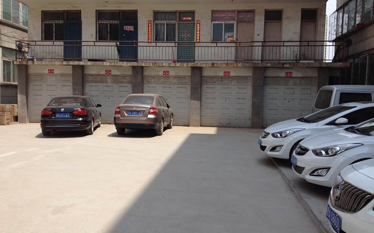 山西超躍對和平路新南莊小區(qū)進行車庫門檢修