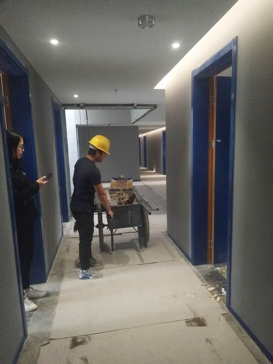 2018年5月6日工師傅們?cè)趯?shí)施***后一道工序打膠并打掃衛(wèi)生。