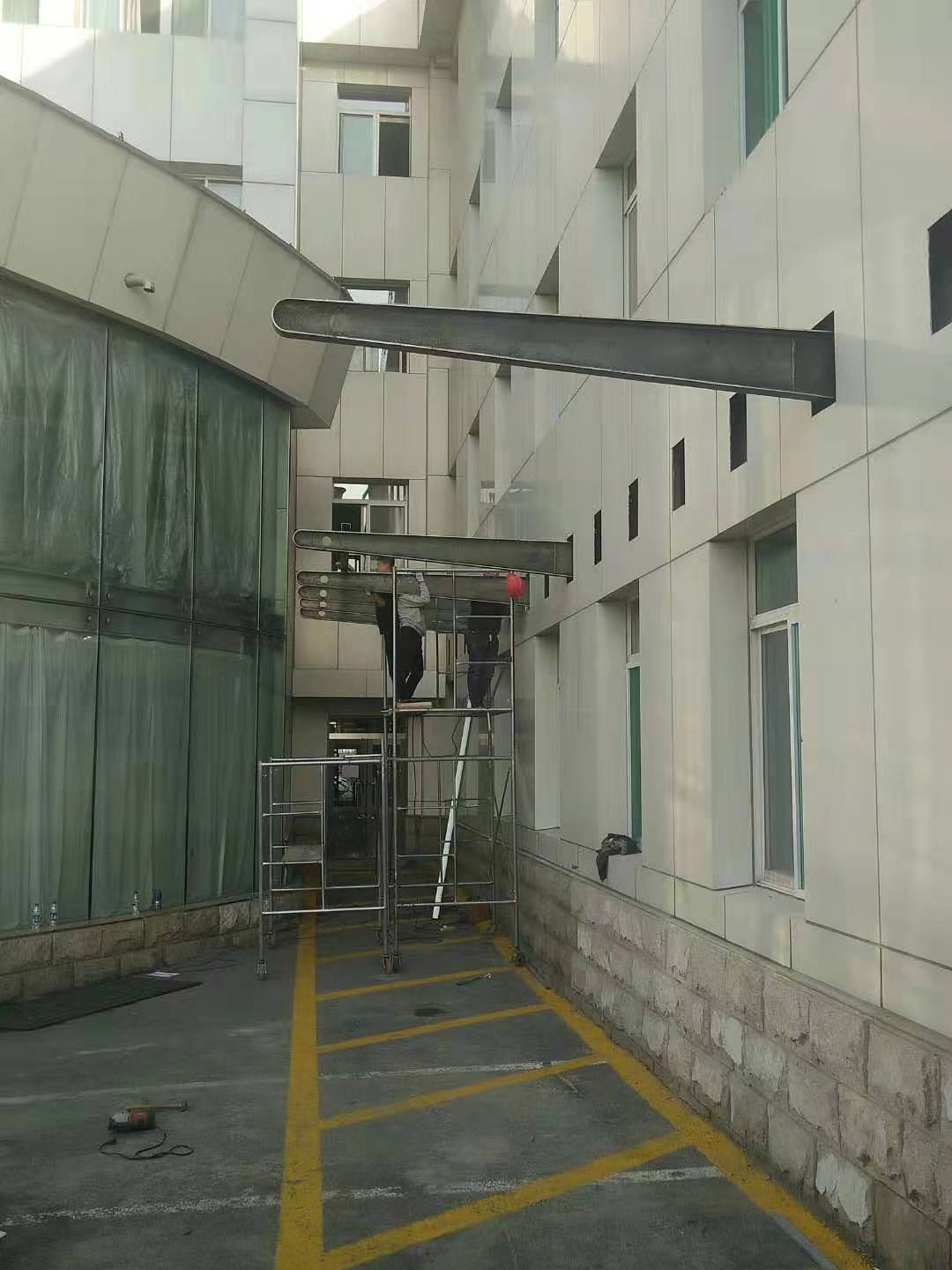 2020山大二院玻璃雨棚施工現場