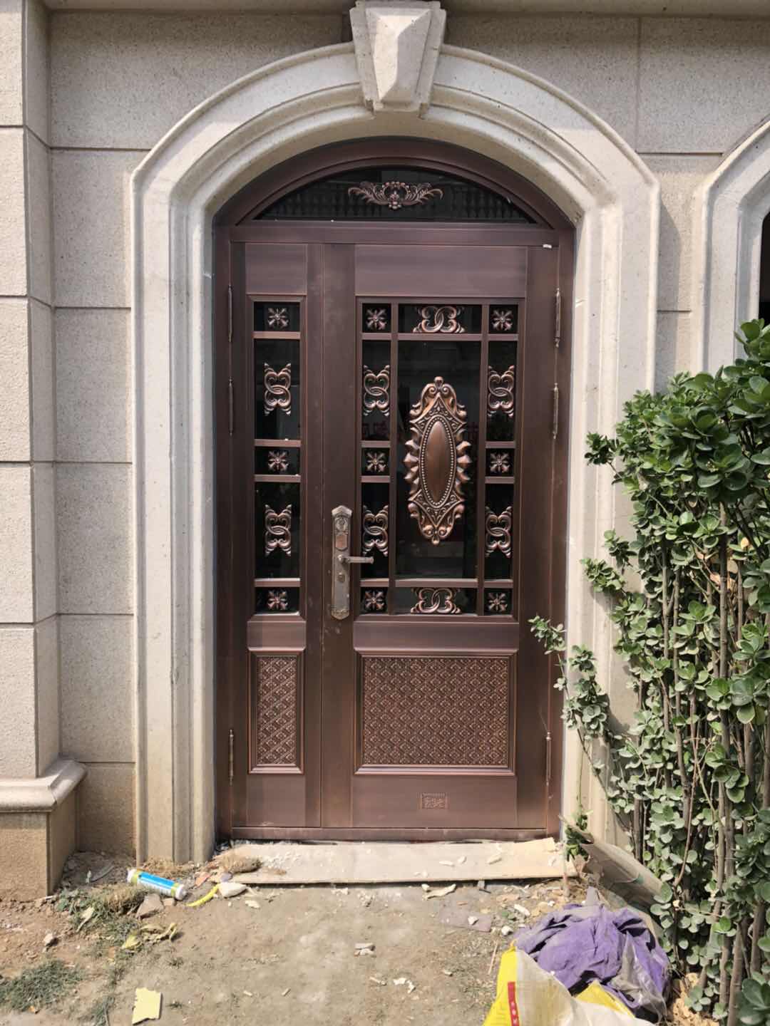 2020陽光翡麗灣銅門安裝現(xiàn)場